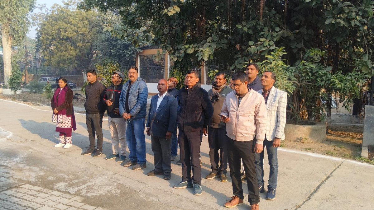 76 वां  गणतंत्र दिवस 26 जनवरी 2025 के शुभ अवसर पर गन्ना भवन में उप गन्ना  आयुक्त महोदय, परिक्षेत्र बरेली द्वारा झंडा रोहण करते हुए जिसमें जिला गन्ना अधिकारी बरेली  एवं समस्त कार्यालय स्टाफ उपस्थित रहा।