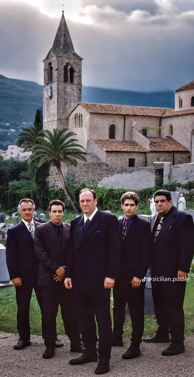 realswtheory's tweet image. I BINGED all of The Sopranos over the last 3 weeks. The show was phenomenal. I rank it no.1 on my list. And yes over Breaking Bad or GoT or anything else.

The ending...man...so many theories.
Was he already gone? Was it another dream sequence already? But how did he know about…