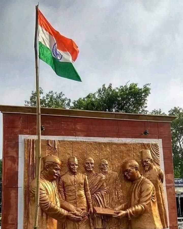 Ashokkumarreg10's tweet photo. संविधान ताक़त देता है और संस्कार भी सिखाता है क्योंकि संविधान का पहला शब्द हम भारत के लोग जो बताता है कि कभी मैं-मैं करके घमंड नहीं करना चाहिए बल्कि हम को आधार मानते हुए एक दूजे का सहयोग करना चाहिए।संविधान को प्रणाम-बनाने वालों को सलाम।गणतंत्र दिवस की शुभकानाए l https://t.co/u3qqO5ONcM