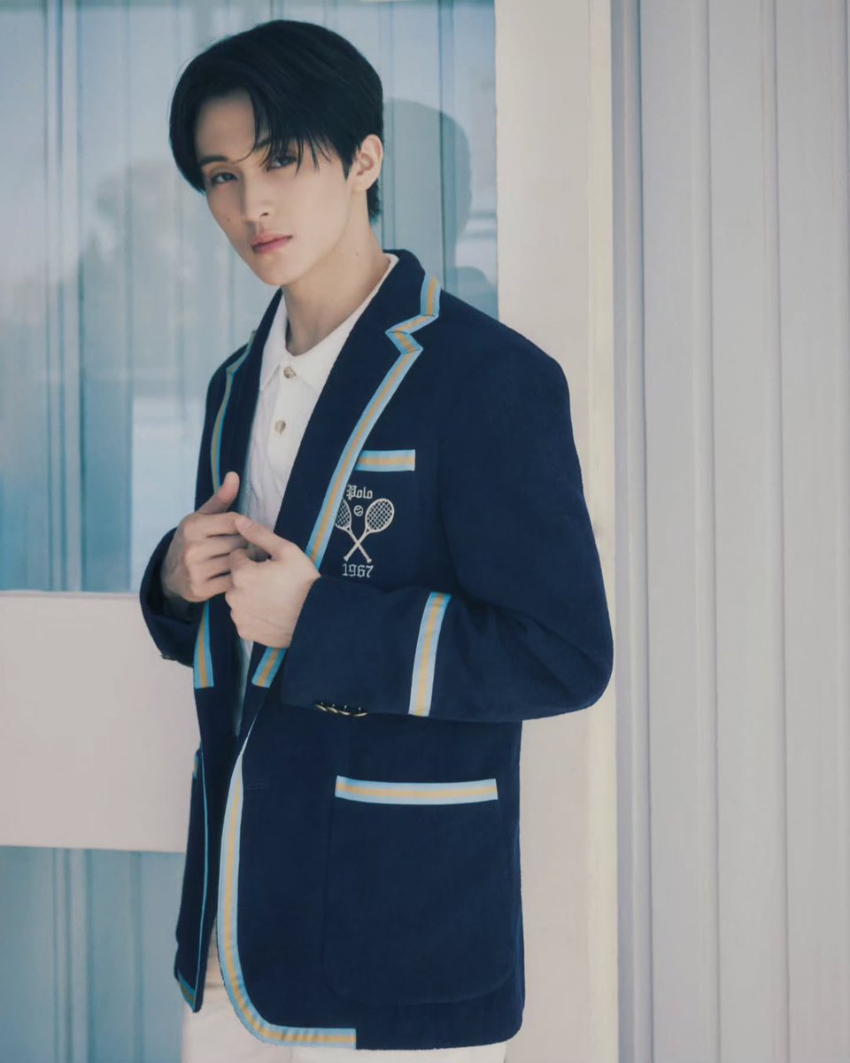 250126 마리끌레르 인스타 #마크 #MARK 

테니스 라켓을 손에 쥔 채 테니스 코트를 거니는 마크(@ onyourm__ark) 🎾