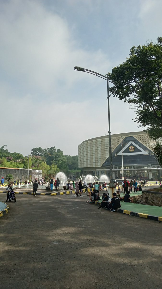 krycrescent's tweet photo. Today i walked around campus and bought snacks at PaUn aka Pasar Unpad🏃‍♀️ https://t.co/Cfy5lmpRwe