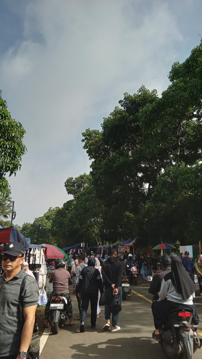 Today i walked around campus and bought snacks at PaUn aka Pasar Unpad🏃‍♀️