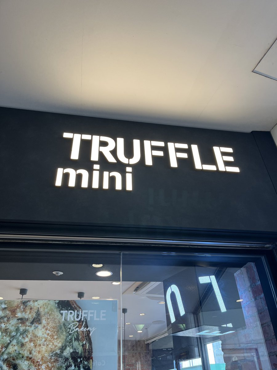 nanaminf's tweet photo. @inekk0111 薄ピンクのコートに薄い色のニット、チェックのボトムスで、現在TRUFFLE mini付近におります。
ご検討のほど、よろしくお願いいたします🌸 https://t.co/xKFHdG5iM7