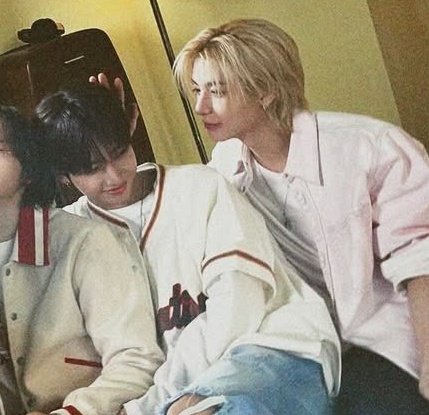 이 사진 정말 좋아함
이하니가 형를 쳐다보는 눈빛이
형 머리에 손 대고 잇는것도
재혀니가 수줍어하고 잇는것도
넘 완벽한 사진이자나...
