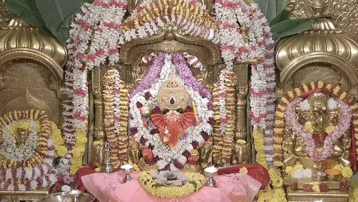 ಪ್ರಕಾಶಸ್ವರೂಪಂ ನಭೋವಾಯುರೂಪಂ
ವಿಕಾರಾದಿಹೇತುಂ ಕಲಾಕಾಲಭೂತಮ್ ।
ಅನೇಕಕ್ರಿಯಾನೇಕಶಕ್ತಿಸ್ವರೂಪಂ
ಸದಾ ಶಕ್ತಿರೂಪಂ ಗಣೇಶಂ ನಮಾಮಃ ॥

प्रकाशस्वरूपं नभोवायुरूपं
विकारादिहेतुं कलाकालभूतम् ।
अनेकक्रियानेकशक्तिस्वरूपं
सदा शक्तिरूपं गणेशं नमामः ॥

Ganapati Sthavaha is one of the primary texts where he is