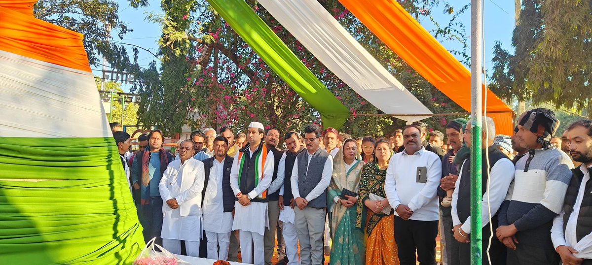 आज गणतंत्र दिवस पर गुना जिले की ब्लॉक कांग्रेस कमेटी आरोन द्वारा इंदिरा पार्क में आयोजित झंडा वंदन कार्यक्रम में ध्वजारोहण करने का सौभाग्य प्राप्त हुआ।

राष्ट्रध्वज के नीचे खड़े होकर देश की एकता, अखंडता और प्रगति के प्रति प्रतिबद्धता व्यक्त करना एक गौरवशाली अनुभव रहा।

आप सभी को