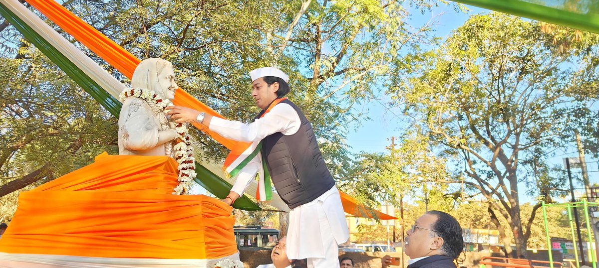 JVSinghINC's tweet photo. आज गणतंत्र दिवस पर गुना जिले की ब्लॉक कांग्रेस कमेटी आरोन द्वारा इंदिरा पार्क में आयोजित झंडा वंदन कार्यक्रम में ध्वजारोहण करने का सौभाग्य प्राप्त हुआ।

राष्ट्रध्वज के नीचे खड़े होकर देश की एकता, अखंडता और प्रगति के प्रति प्रतिबद्धता व्यक्त करना एक गौरवशाली अनुभव रहा।

आप सभी को गणतंत्र दिवस की हार्दिक शुभकामनाएँ! 

#RepublicDayIndia 
#HappyRepublicDay