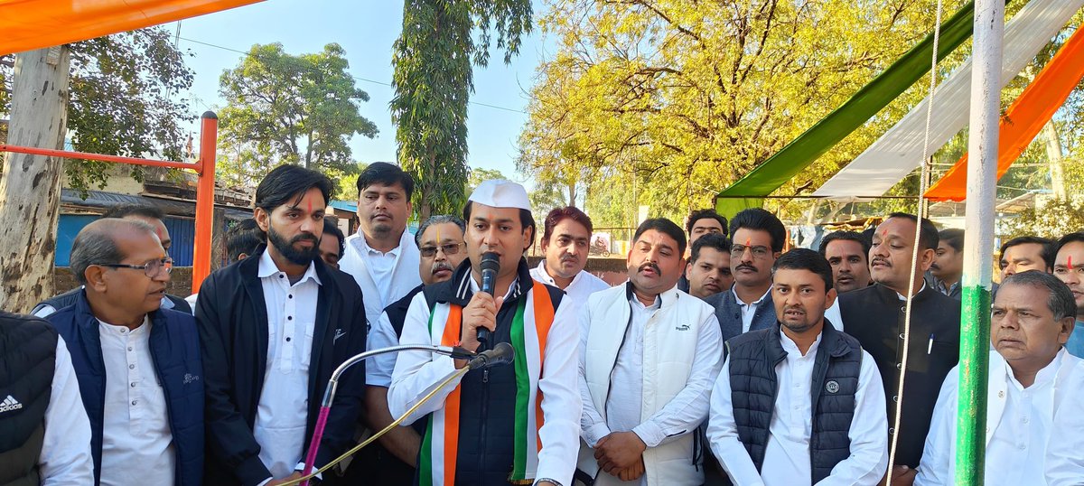 JVSinghINC's tweet photo. आज गणतंत्र दिवस पर गुना जिले की ब्लॉक कांग्रेस कमेटी आरोन द्वारा इंदिरा पार्क में आयोजित झंडा वंदन कार्यक्रम में ध्वजारोहण करने का सौभाग्य प्राप्त हुआ।

राष्ट्रध्वज के नीचे खड़े होकर देश की एकता, अखंडता और प्रगति के प्रति प्रतिबद्धता व्यक्त करना एक गौरवशाली अनुभव रहा।

आप सभी को गणतंत्र दिवस की हार्दिक शुभकामनाएँ! 

#RepublicDayIndia 
#HappyRepublicDay
