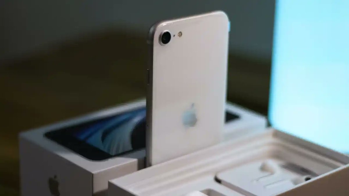 FreeFastMedia's tweet photo. The iPhone SE 4 might launch alongside new iPads &amp; MacBook Air! 🚀 Expected to sport an iPhone 14-like design &amp; pack the powerful A17 Pro or A18 chip. Big upgrades ahead! 🔥 #iPhoneSE4 #AppleEvent #TechNews #Freefast https://t.co/5bk1TDl3y3
