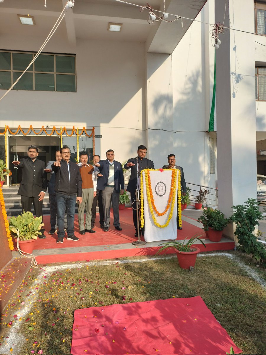 Khadi_UP's tweet photo. आज 76वे गणतंत्र दिवस के अवसर पर खादी बोर्ड मुख्यालय, पर मुख्य कार्यपालक अधिकारी महोदय @ujjwalkumarIAS द्वारा राष्ट्रपिता महात्मा गांधी जी की प्रतिमा पर पुष्पांजलि अर्पित करने के उपरांत ध्वजारोहण किया गया एवं उपस्थित सभी अधिकारीगण एवं कर्मचारी को संविधान का शपथ भी दिलाया। https://t.co/VAXVTuWznt