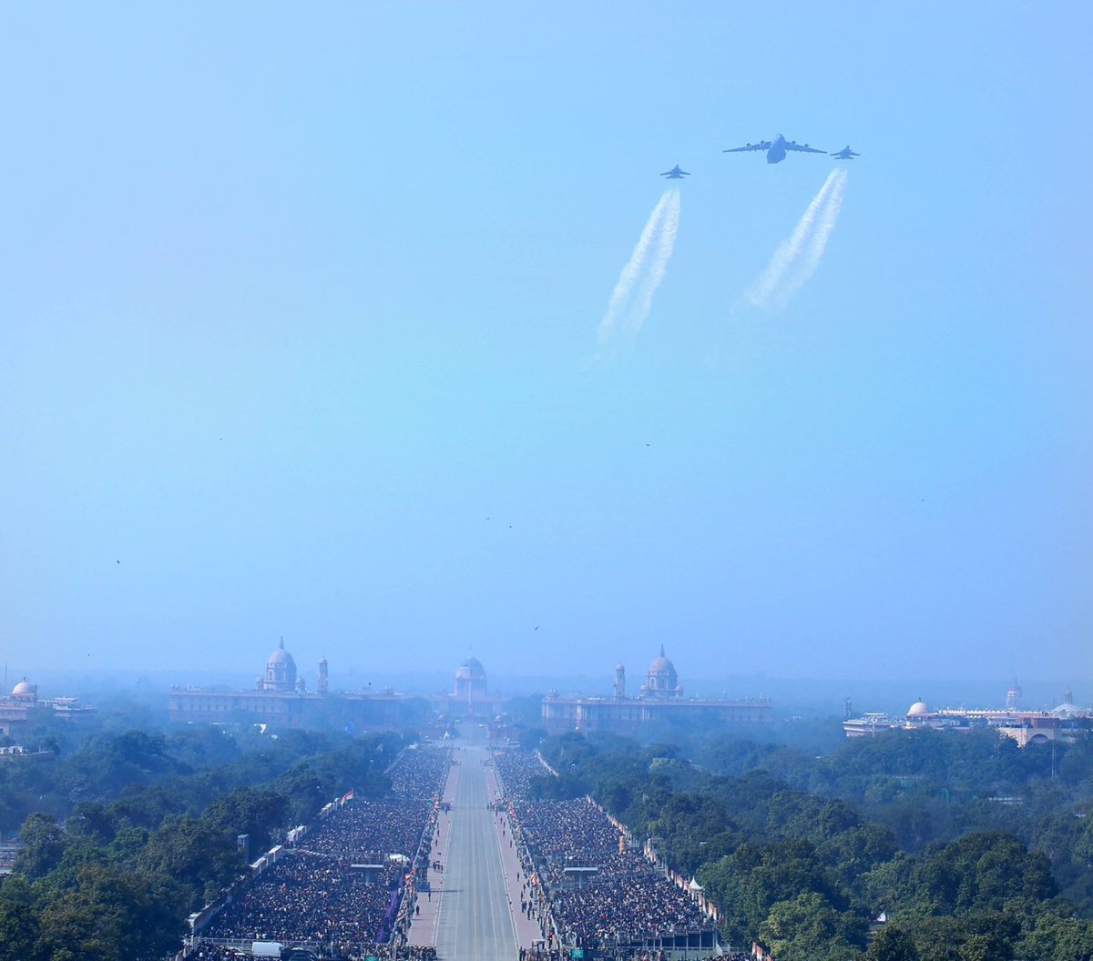 The fly-past rehearsals showcased 40 aircraft, including 22 fighters and 7 helicopters. Highlights included ‘Dhwaj’ Mi-17s, ‘Amrit’ Jaguars, ‘Bheem’ with C-17 and Su-30s, and supersonic ‘Vijay’ Rafale. Precision formations like ‘Netra,’ ‘Trishul,’ and ‘Vajraang’ lit up the skies.