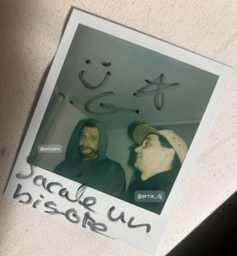 PutoYanu's tweet photo. “Si tienes más que yo te felicito! La envidia no es lo mío.”
📸Dj Artie jauna☄️.. mi puto lagun y mejor compi de musikerikas andanzas #hh4life
#hiphop #rap #underground #donostia https://t.co/HPfB0yzJib