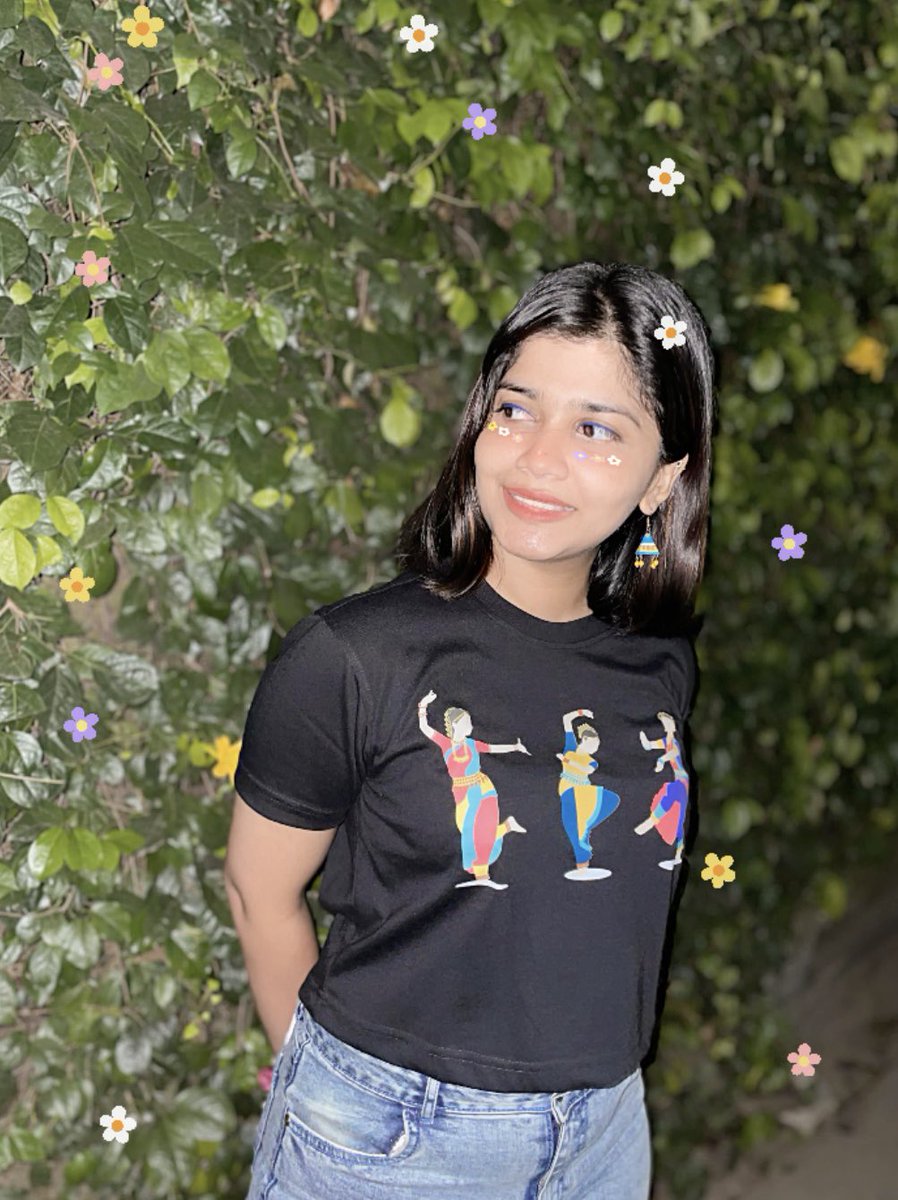 ya5hi_'s tweet photo. A random assortment 🪩💃🏻🪞

👕: @kaarigai.lk

#explorewithyashi https://t.co/tNlSXVUtYg