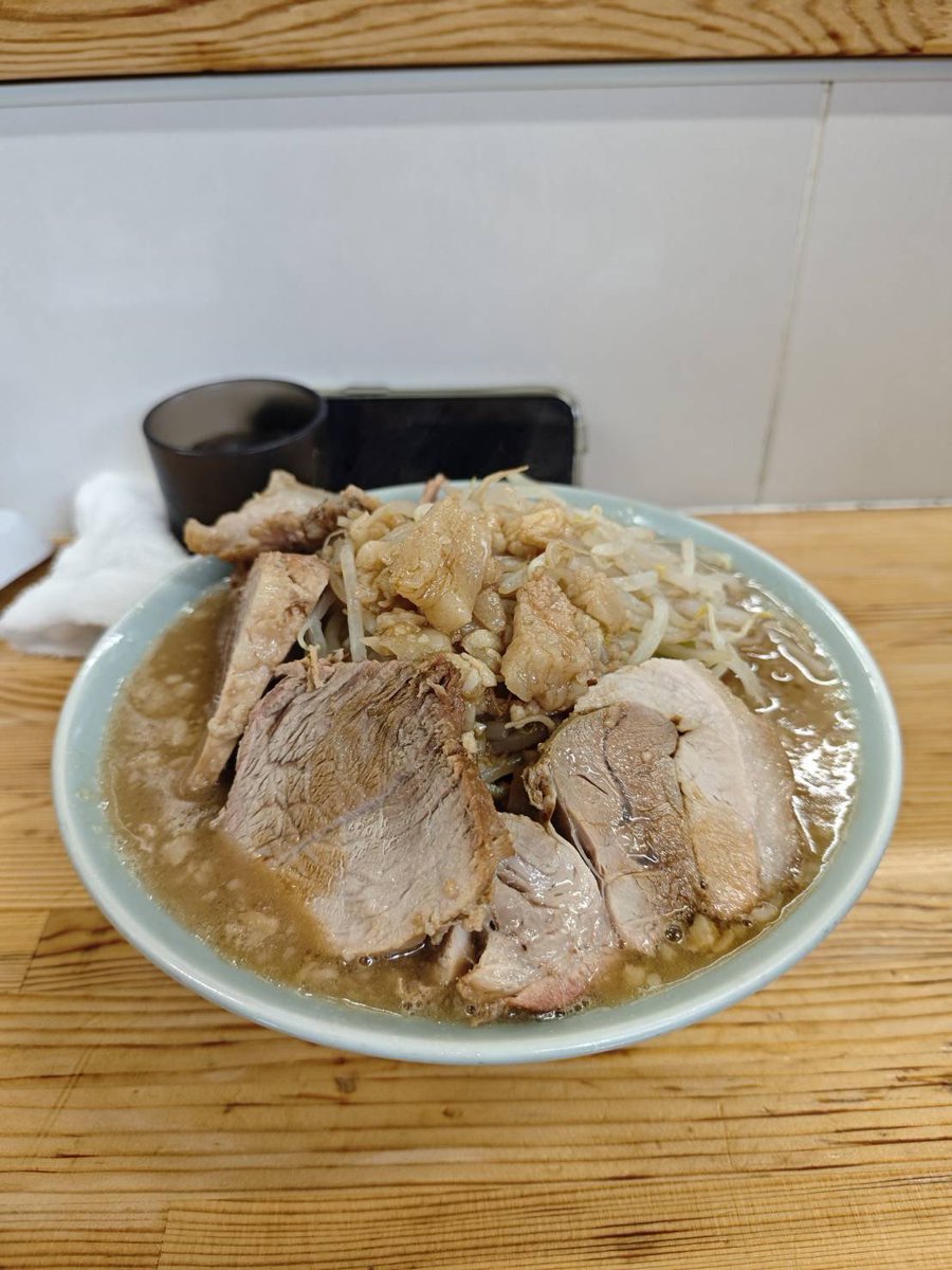 完全に食が細くなってる…
豚増量しただけで死にかけたから間違い無く半年前より胃袋小さくなった。
例の如く嫁からニンニク禁止令のため
200gの豚増しニンニク抜き
ラーメン工藤さん