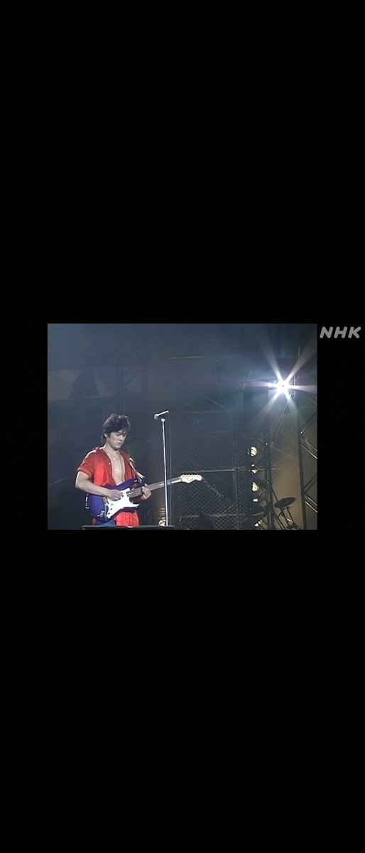 bari1173's tweet photo. 尾崎豊伝説のライブ見逃したがNHKオンデマンドで見れてよかった。高校生の時にバースツアー行けてよかった。代々木ラストライブのメッセージが一生歌い続けます。そう今でも卒業できない自分がいる。自由になれた気がした15の夜〜。
#尾崎豊　#15の夜　#伝説のライブ https://t.co/RgZjWdn7ql