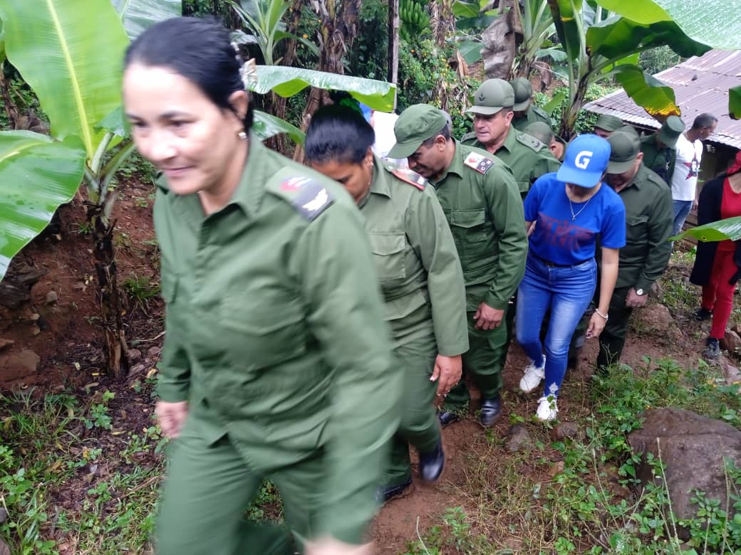 YanetsyTerry's tweet photo. #ProvinciaGranma. Como parte del Día Nacional de la Defensa se realiza un Ejercicio de Montaña; se comprueba cada aseguramiento en el terreno para la puesta en completa disposición combativa y para la defensa. Nuestra Sierra Maestra, Bastión Inexpugnable.  @GobiernoGranma https://t.co/9q2kGoidzH