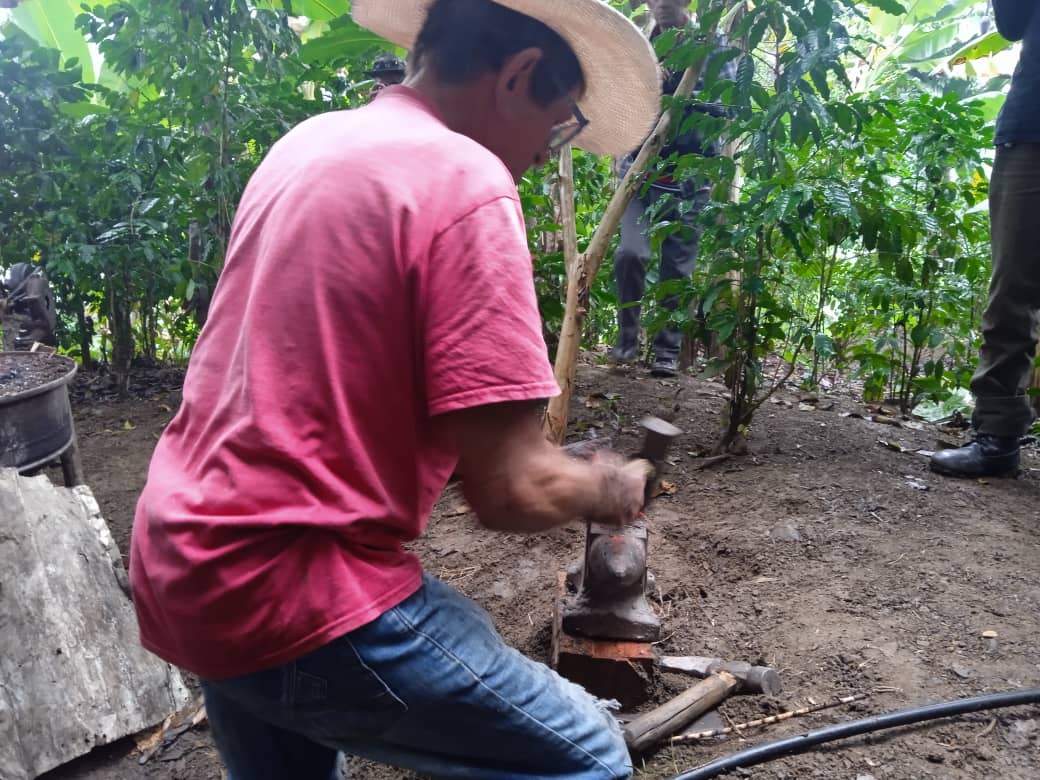 YanetsyTerry's tweet photo. #ProvinciaGranma. Como parte del Día Nacional de la Defensa se realiza un Ejercicio de Montaña; se comprueba cada aseguramiento en el terreno para la puesta en completa disposición combativa y para la defensa. Nuestra Sierra Maestra, Bastión Inexpugnable.  @GobiernoGranma https://t.co/9q2kGoidzH