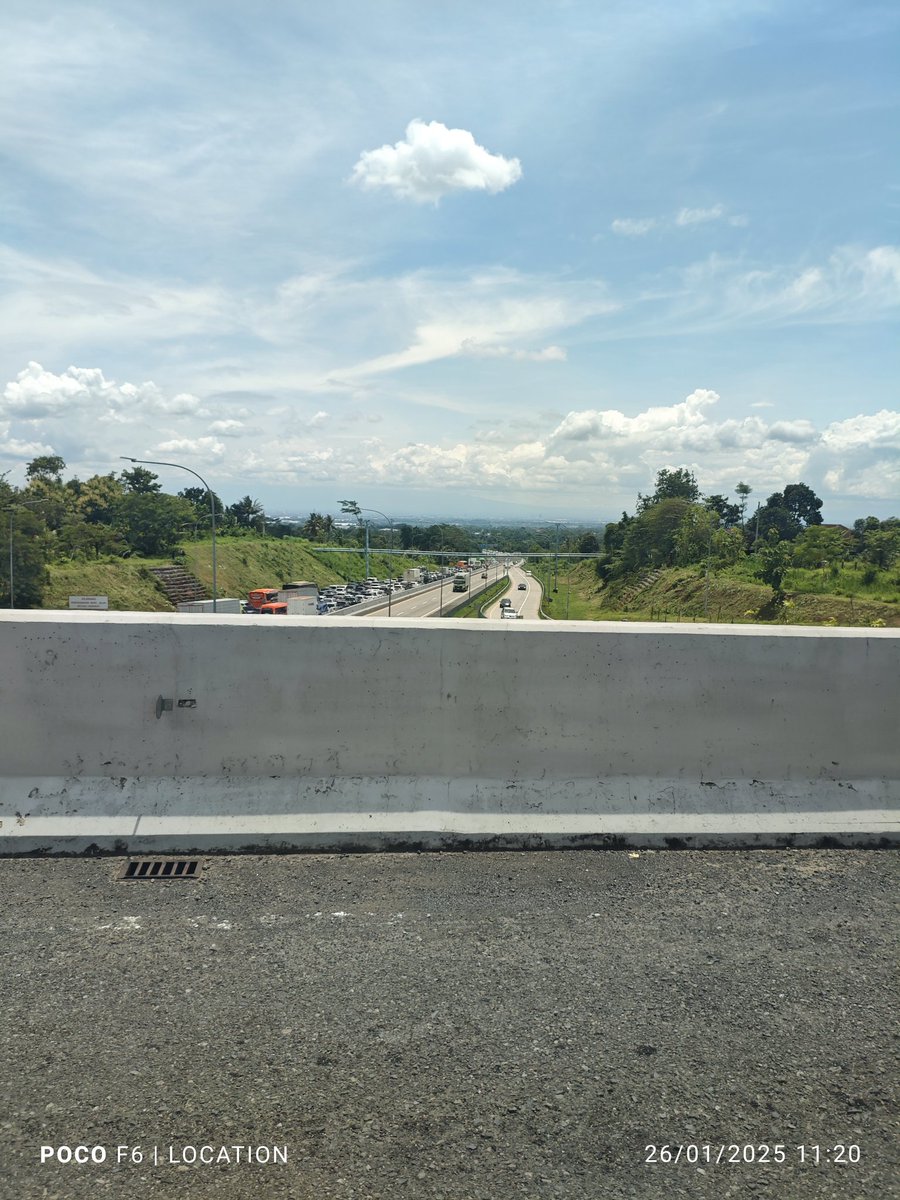 banar_09's tweet photo. @RadioElshinta @unagustina @PTJASAMARGA Arah solo macet berhenti, kendaraan dialihkan exit boyolali. Sdh ada petugas di lokasi https://t.co/EBxt784VSa