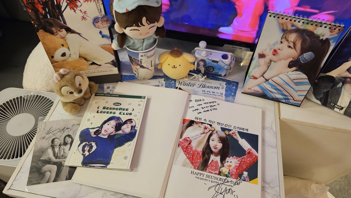 진짜 오랜만의 생카인거 같네요. 승희 사진들로 가득한 카페를 둘러보며 모처럼 추억에 잠긴 좋은 시간이었습니다. 승희 생카 내년에도 해주세요!

#겨울에_피어난_현승희라는_기적
#HAPPYSEUNGHEEDAY