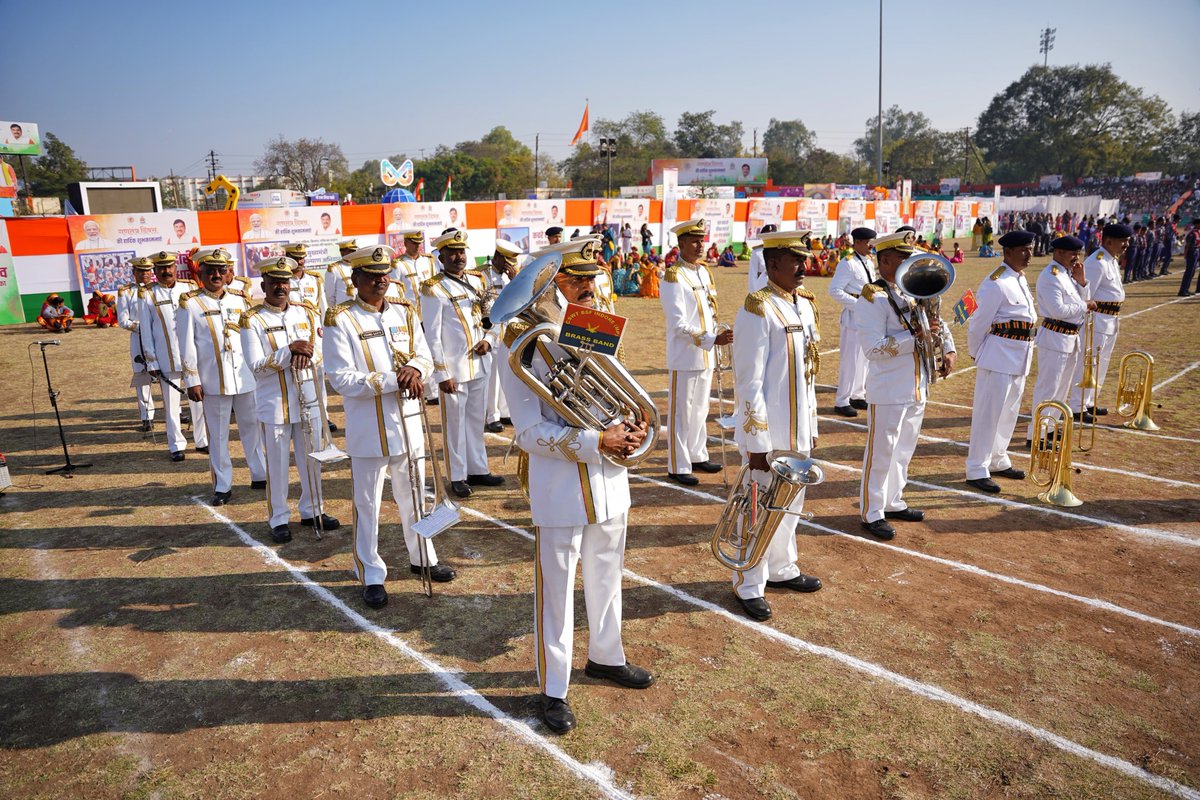 76वें गणतंत्र दिवस के पावन अवसर पर आज इंदौर के नेहरू स्टेडियम में झंडावंदन कर परेड की सलामी ली और प्रदेशवासियों को अनुपम राष्ट्रीय पर्व की बधाई व शुभकामनाएं दीं। 

यह पावन पर्व हम सभी को एकता, प्रेम और सौहार्द का संदेश देता है। आइए, हम सभी एकजुट होकर राष्ट्र के नवनिर्माण में अपनी