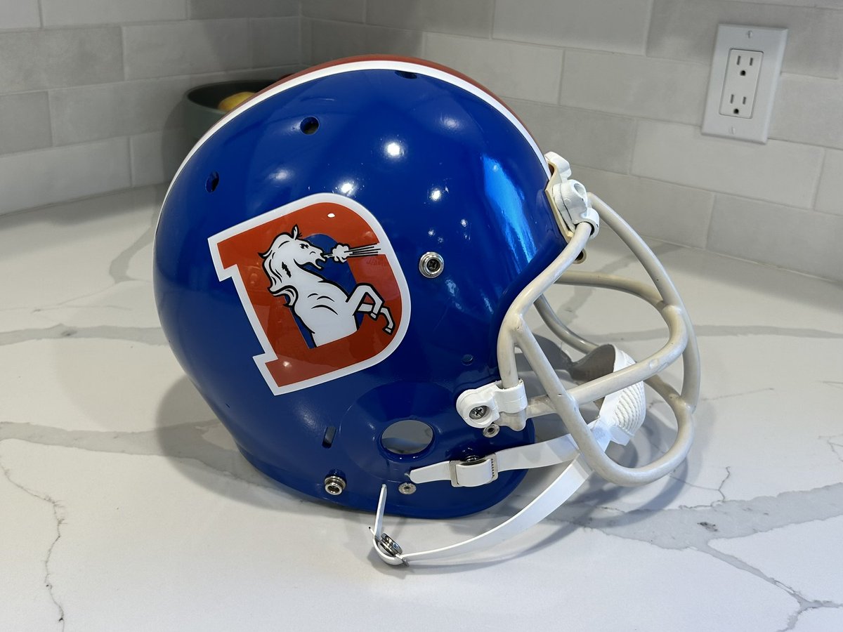 ProductionsGem's tweet photo. Vintage Broncos 
#nfl #BroncosCountry #Broncos https://t.co/3jxyEaTfPE