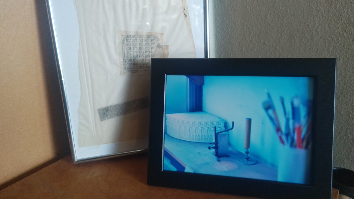 池山栄一展にて展示した作品をフレーム変更して納品です。氏が制作に掛けてきた時間に惹かれて手元に置こうと思っていただいたことに心が躍ります。
蓄積した想いを青に納めました。