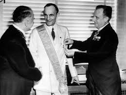 451_Grad_F's tweet photo. @EichlerHagen Henry Ford der sein 'Tin Lizzie' Imperium wie ein Diktator mit eigener Gestapo & SA führte, wurde dafür von Hitler bewundert & Hitler öffnete ihm in seinem Reich Tür & Tor.
Sieht die #AfD in #Musk einen 2. #Henry_Ford, da beide die selbe Gesinnung, auch Antisemitisch, pflegen? https://t.co/JaZ9daL036