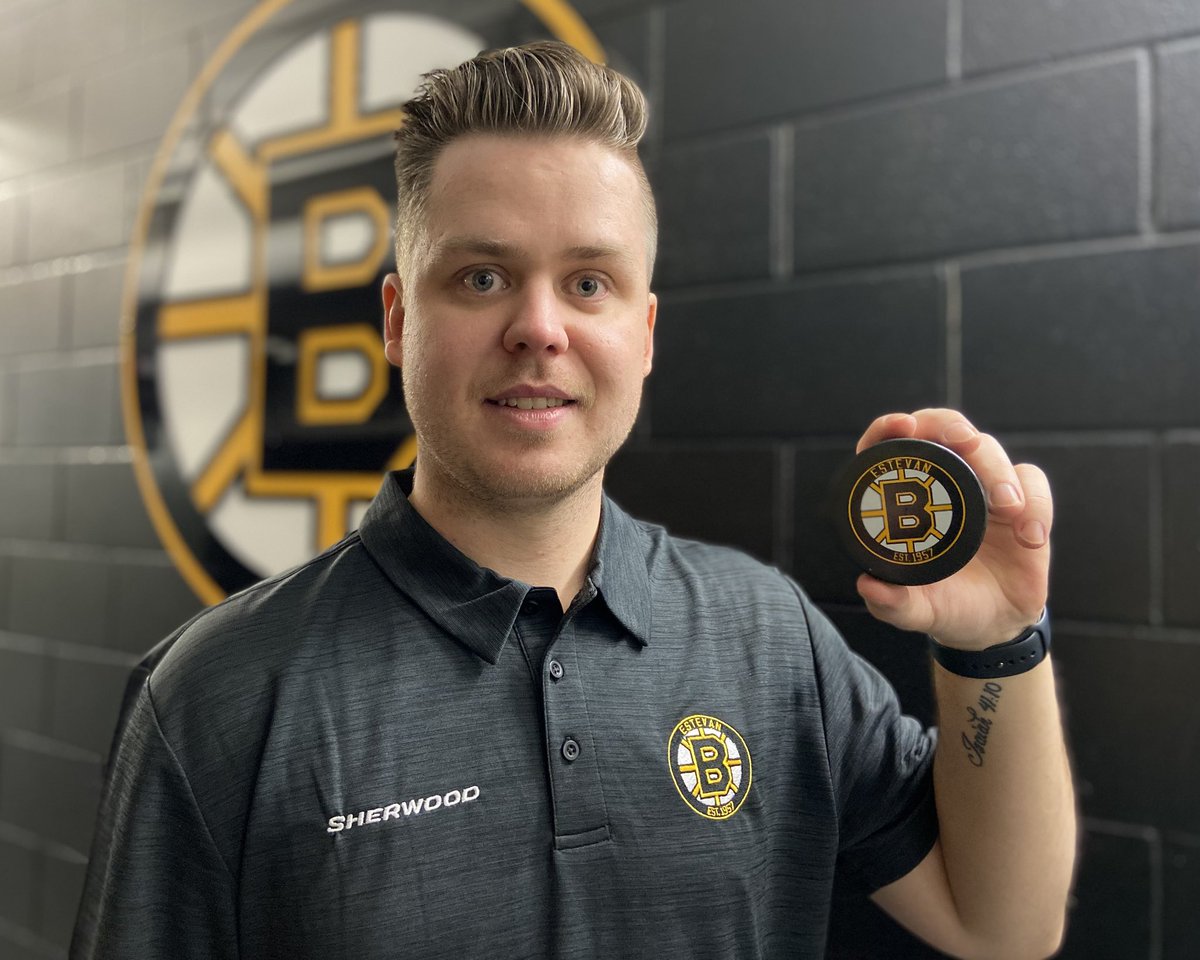 First of many for coach, Koch!! 🤩

With tonight’s 7-4 victory vs Kindersley, Drew Kocur picks up his first win as Estevan Bruins’ Head Coach!! 

Congrats, Drew!!!! 😄👏