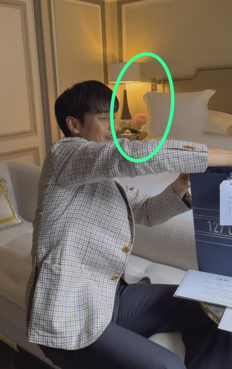 tilapiaamazon's tweet photo. its because we already know and have proof that the hotel room between the company's CEO and his first lady is the same 
#aponattawin #pondapo #apoxdior https://t.co/zGtTOuRojI