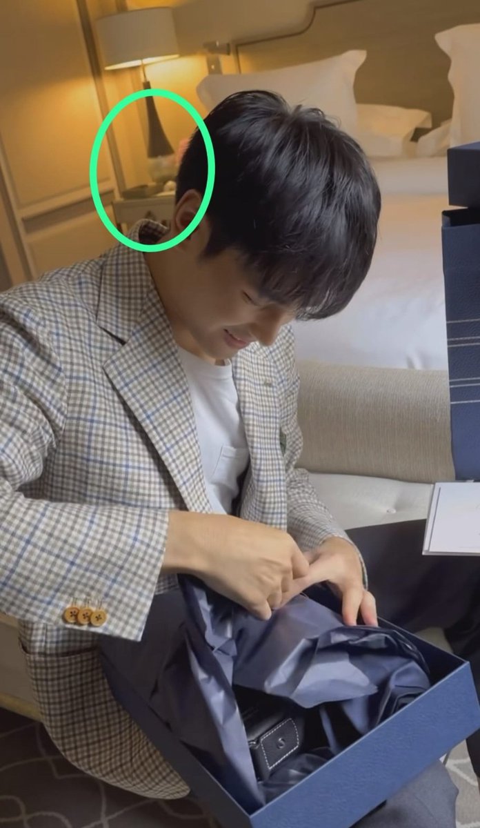 tilapiaamazon's tweet photo. its because we already know and have proof that the hotel room between the company's CEO and his first lady is the same 
#aponattawin #pondapo #apoxdior https://t.co/zGtTOuRojI