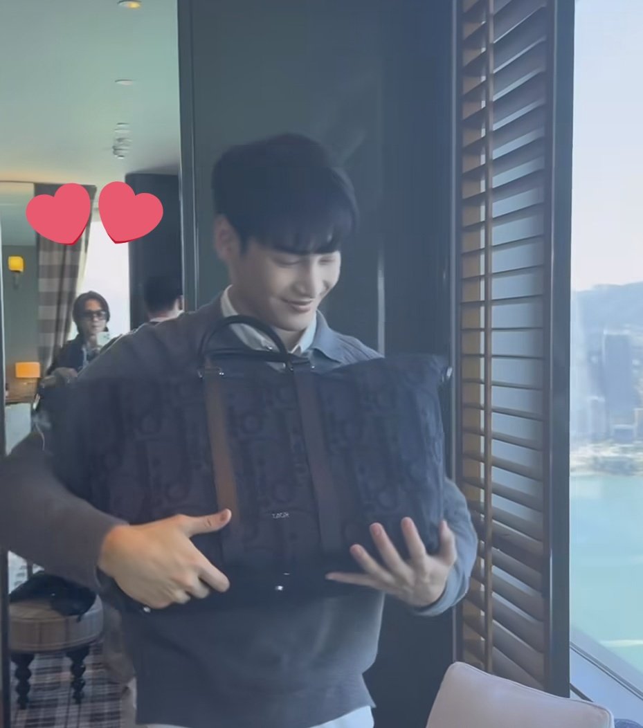 tilapiaamazon's tweet photo. its because we already know and have proof that the hotel room between the company's CEO and his first lady is the same 
#aponattawin #pondapo #apoxdior https://t.co/zGtTOuRojI