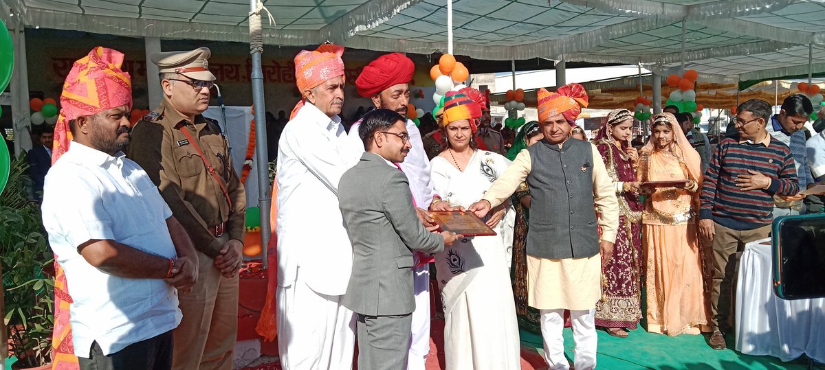 Dmsirohi's tweet photo. गणतंत्र दिवस समारोह  2025  के अवसर पर विभिन्न क्षेत्र में उत्कृष्ट कार्य करने वाले अधिकारी /कर्मचारियों को मंत्री महोदय ,सांसद महोदय,जिला प्रमुख, एवं जिला कलेक्टर द्वारा सम्मानित किया गया sirohi#@Rajcmo
@DIPRRajasthan https://t.co/7VNqcLAHZ8