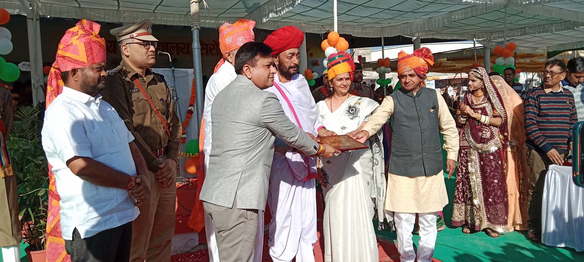 Dmsirohi's tweet photo. गणतंत्र दिवस समारोह  2025  के अवसर पर विभिन्न क्षेत्र में उत्कृष्ट कार्य करने वाले अधिकारी /कर्मचारियों को मंत्री महोदय ,सांसद महोदय,जिला प्रमुख, एवं जिला कलेक्टर द्वारा सम्मानित किया गया sirohi#@Rajcmo
@DIPRRajasthan https://t.co/7VNqcLAHZ8