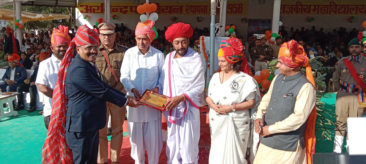 Dmsirohi's tweet photo. गणतंत्र दिवस समारोह  2025  के अवसर पर विभिन्न क्षेत्र में उत्कृष्ट कार्य करने वाले अधिकारी /कर्मचारियों को मंत्री महोदय ,सांसद महोदय,जिला प्रमुख, एवं जिला कलेक्टर द्वारा सम्मानित किया गया sirohi#@Rajcmo
@DIPRRajasthan https://t.co/7VNqcLAHZ8