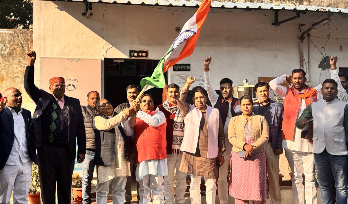 अपना दल (एस) कैम्प कार्यालय लखनऊ में गणतंत्र दिवस के अवसर पर झंडारोहण किया गया। इस अवसर पर पार्टी के राष्ट्रीय महासचिव श्री आर॰बी॰सिंह पटेल जी, राष्ट्रीय महासचिव डॉ. जमुना प्रसाद सरोज जी राष्ट्रीय कोषाध्यक्ष एवं श्री <a href="/OPKatiyarADS/">O. P. Katiyar</a> जी के साथ वरिष्ठ पदाधिकारीगण भी उपस्थित रहे।