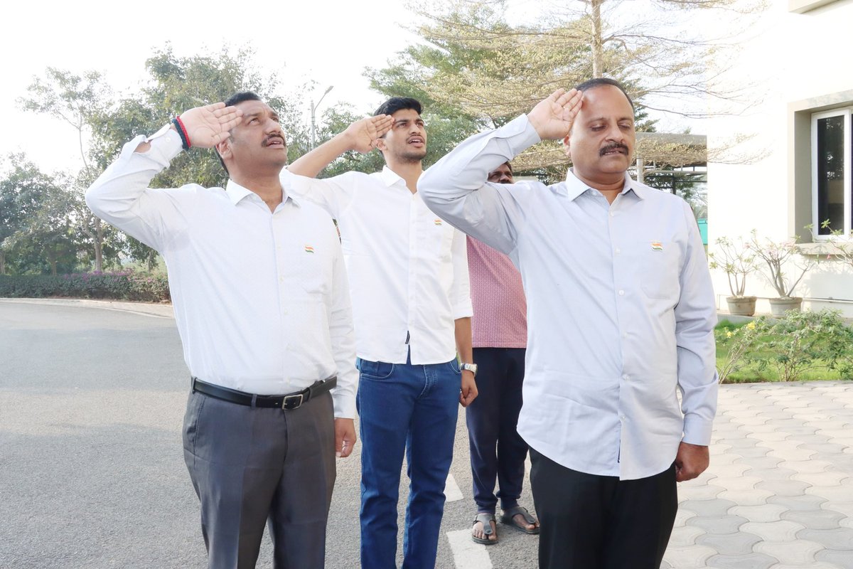 DVChospital's tweet photo. డి వి సి హాస్పిటల్ ఆవరణలో ఘనంగా 76వ గణతంత్ర దినోత్సవ వేడుకలు

జాతీయ జెండాను  ఆవిష్కరించిన #SDVC మెమోరియల్ ట్రస్టు, సంగం డెయిరీ ఛైర్మన్ శ్రీ ధూళిపాళ్ళ నరేంద్ర కుమార్

జెండా వందనం సమర్పించిన హాస్పిటల్ ఎండీ శ్రీమతి జ్యోతిర్మయి, మెడికల్ డైరెక్టర్ డా. సి హెచ్ శ్రీనివాస్, సి ఓ ఓ డా నవీన్ మరియు వైద్య బృందం ఉద్యోగులు.
#republicday