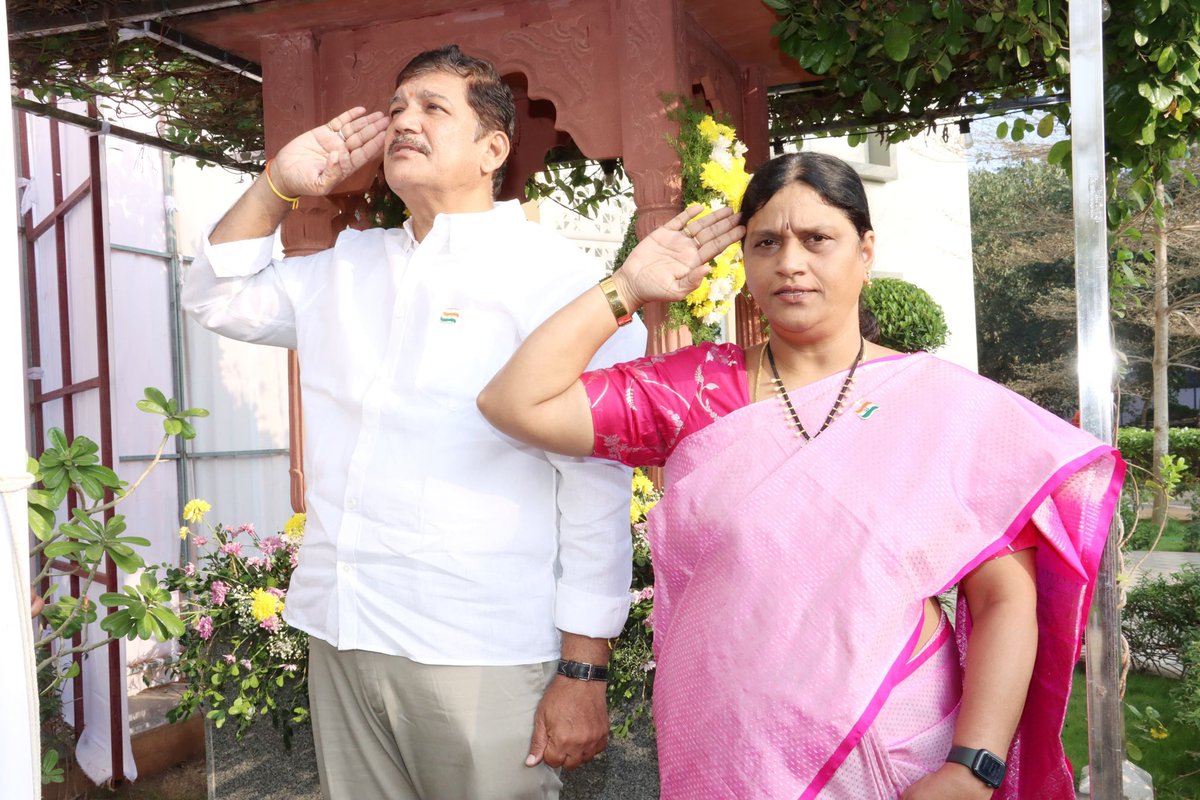DVChospital's tweet photo. డి వి సి హాస్పిటల్ ఆవరణలో ఘనంగా 76వ గణతంత్ర దినోత్సవ వేడుకలు

జాతీయ జెండాను  ఆవిష్కరించిన #SDVC మెమోరియల్ ట్రస్టు, సంగం డెయిరీ ఛైర్మన్ శ్రీ ధూళిపాళ్ళ నరేంద్ర కుమార్

జెండా వందనం సమర్పించిన హాస్పిటల్ ఎండీ శ్రీమతి జ్యోతిర్మయి, మెడికల్ డైరెక్టర్ డా. సి హెచ్ శ్రీనివాస్, సి ఓ ఓ డా నవీన్ మరియు వైద్య బృందం ఉద్యోగులు.
#republicday