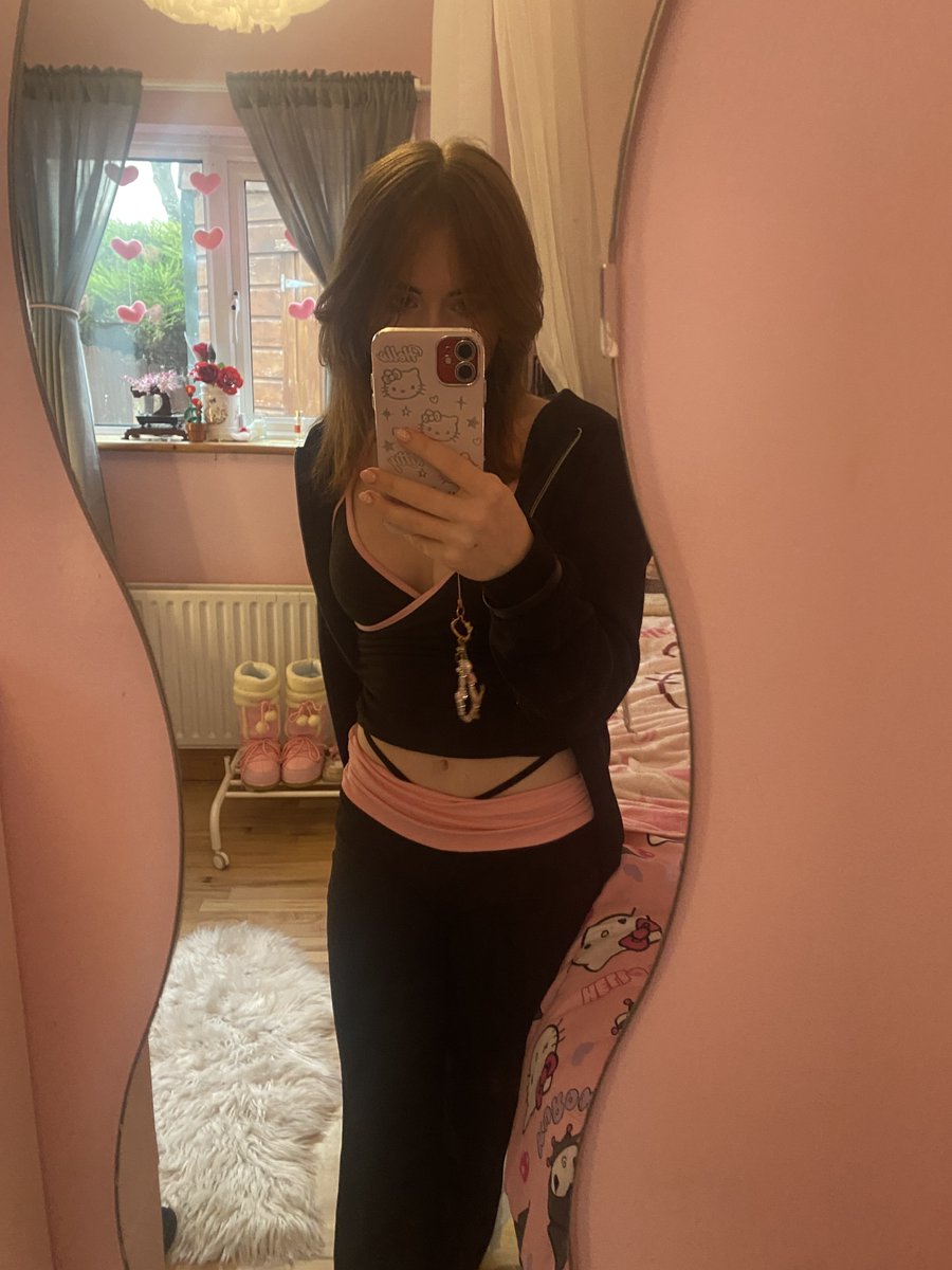 FavoriteKeystar's tweet photo. ✭ https://t.co/GoM0ZKV6hu✭

Here's a picture of me I guess. I hate Munday's, but I've gained the courage to participate this time. I'm sorry I'm putting my ugly ass on your TL 😭

ALSO, I'M NOT A HELLO KITTY GIRL. I SWEAR I WON'T TAKE YOUR ORGANS-

#Munday https://t.co/E0KH8sjcEa
