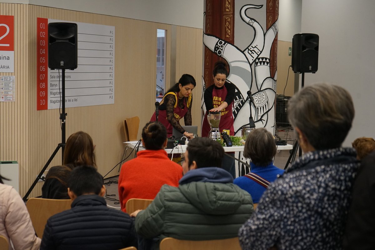 EspaiAvinyo's tweet photo. #ALIMENTACIÓ | Las Jamaiconas: “Parlar de gentrificació és parlar de desigualtat. Els canvis en els paisatges alimentaris —restaurants, mercats, botigues— esdevenen símbols de distinció però també espais de desplaçament".
ℹ️ Llegeix més: https://t.co/dYcdldnCqv https://t.co/kzQn9wn7o4