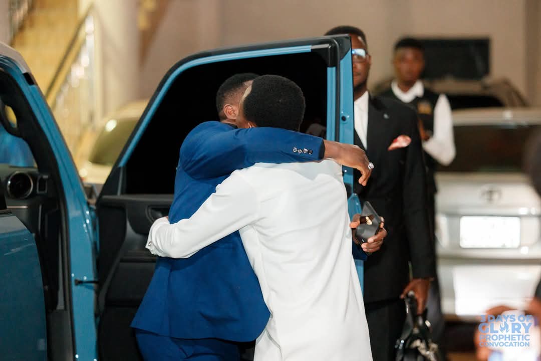 christassemblyw's tweet photo. 3 Days of Glory Prophetic Convocation picture excerpts from first night with God’s oracle; Prophet Bernard Elbernard Nelson Eshun 

We were blessed to receive and enjoy Fatherly blessings.

#3DaysOfGlory https://t.co/cGYxHd7krw
