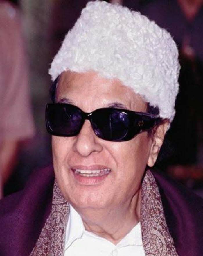 Kuruviyaaroffl's tweet photo. "பாரத ரத்னா" எம்ஜிஆர்
"பத்ம பூஷன்" அஜித்குமார்

#MGR #AjithKumar https://t.co/gv9PIh5nyV
