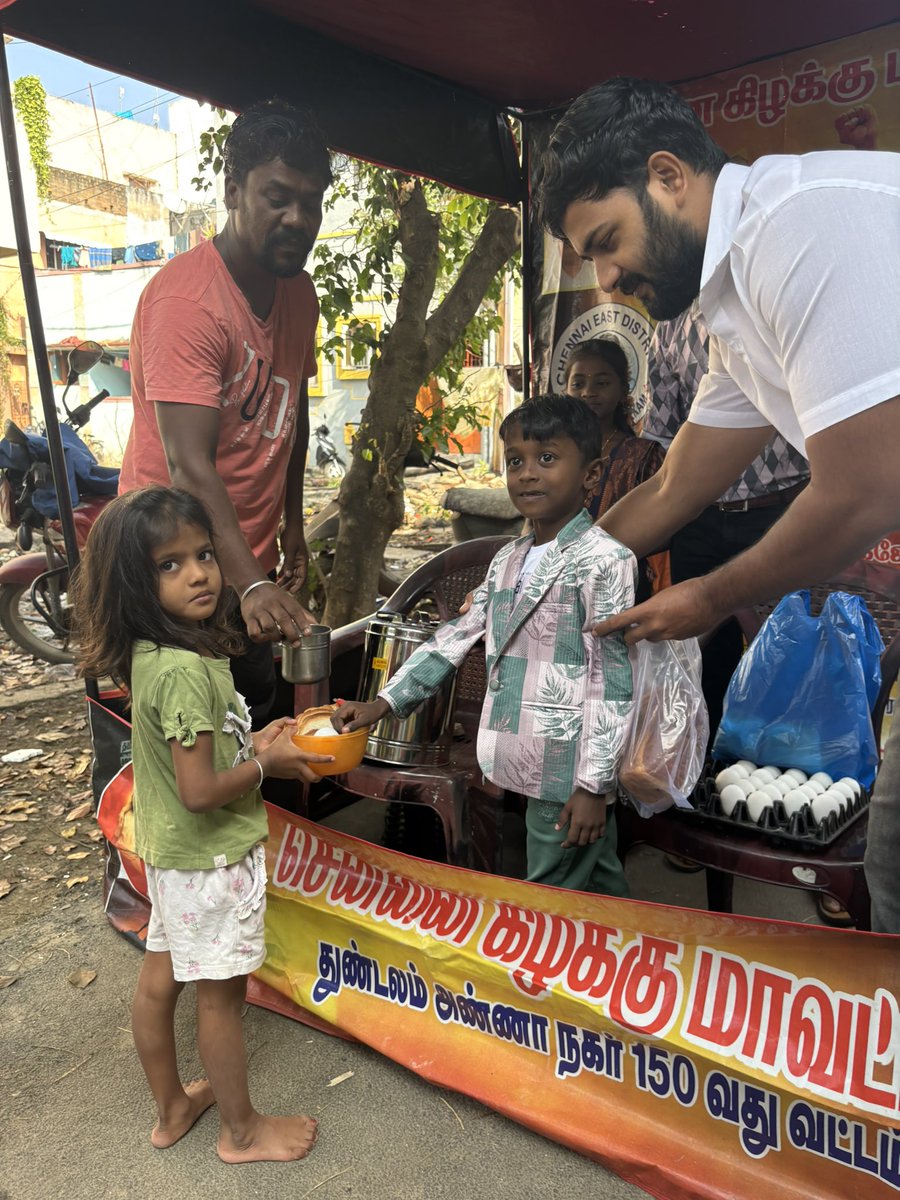 ebikrish07's tweet photo. தளபதி @actorvijay அவர்களின் சொல்லுக்கிணங்க  மக்கள் இயக்க பொதுச்செயலாளர் @BussyAnand அவர்கள் வழிகாட்டுதலின்படி  சென்னை கிழக்கு மாவட்ட துண்டலம் அண்ணா நகர் பகுதி  தலைமை சார்பில் #75 வது வாரம் குழந்தைகள் பள்ளி மாணவர்களுக்கு ரொட்டி பால் முட்டை  வழங்கப்பட்டது. #Thalapathy  @tvkvijayhq https://t.co/SCwuGrccph