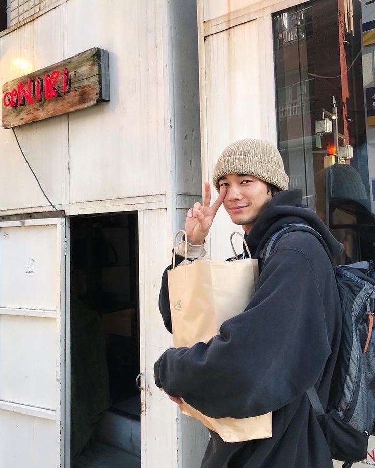 han524ll's tweet photo. 昨日飲み屋で仲良くなった韓国人のおねーちゃんが「日本の男の人、ポケットに手入れながら歩くあの感じかっこいい」って言ってたのなんか分かった。この系統のファッションの男のことかと。我々の国にしかない男の雰囲気だと思うんよ。韓国に居ない。 https://t.co/5sz1pVcTY8