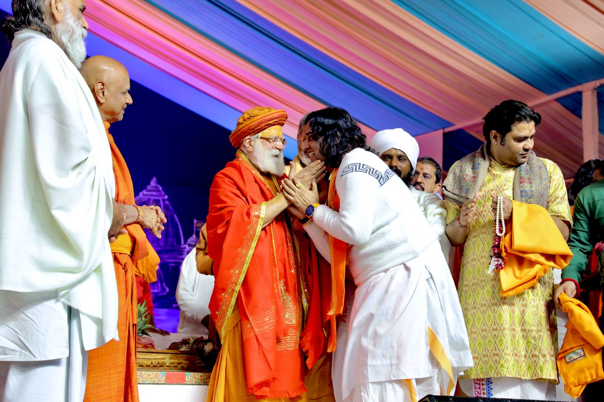 DN_Thakur_Ji's tweet photo. कल रात्रि प्रयागराज महाकुंभ में परम पूज्य स्वामी गोविंद देव गिरी जी महाराज के जन्मोत्सव में सम्मिलित हुए। इस अवसर में उपस्थिति परम पूज्य कार्ष्णि श्री गुरुशरणानंद जी महाराज एवं परम पूज्य गीता मनीषी स्वामी श्री ज्ञानानंद जी महाराज से स्नेहपूर्ण भेंट की।

#PrayagrajMahakumbh2025 #MahaKumbh2025 
#kumbhoftogetherness #WeSupportSanatanBoard #AllEyesOnSanatanBoard #SanatanDharamSansad