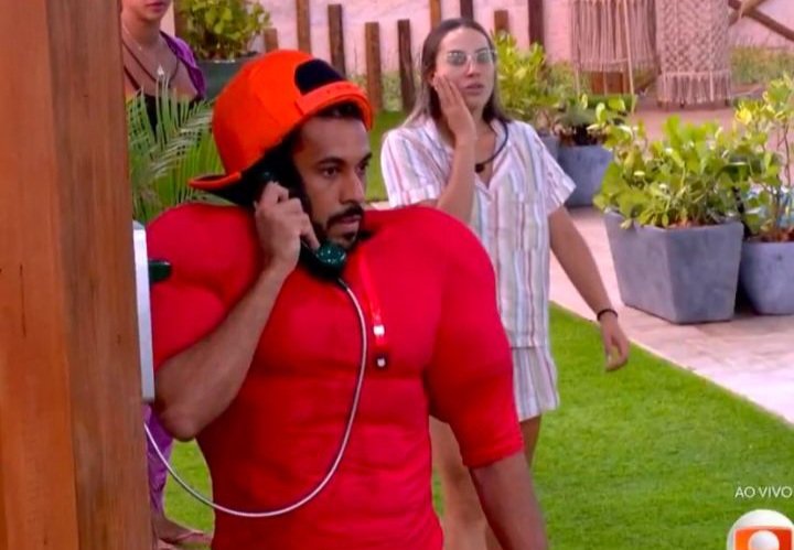 Thewillsilva1's tweet photo. O Gil do Vigor durante o confinamento do #BBB221 atendeu ao Big Fone com um regador na mão (e não empurrou ninguém, mesmo tendo uma pessoa atrás dele), já o Mike não estava com a boneca na mão, sendo assim, foi punido.
#BBB25 #RedeBBB https://t.co/FMyCT5uLE4