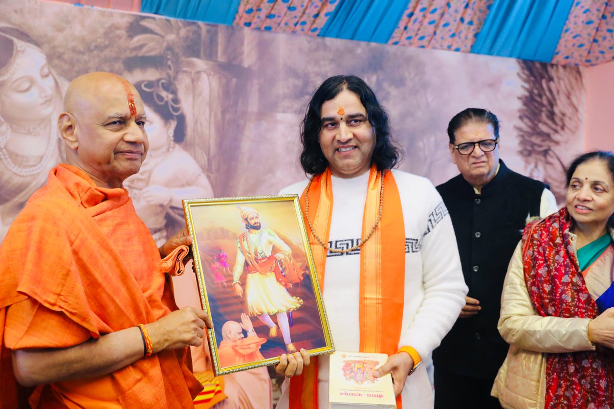 DN_Thakur_Ji's tweet photo. कल रात्रि प्रयागराज महाकुंभ में परम पूज्य स्वामी गोविंद देव गिरी जी महाराज के जन्मोत्सव में सम्मिलित हुए। इस अवसर में उपस्थिति परम पूज्य कार्ष्णि श्री गुरुशरणानंद जी महाराज एवं परम पूज्य गीता मनीषी स्वामी श्री ज्ञानानंद जी महाराज से स्नेहपूर्ण भेंट की।

#PrayagrajMahakumbh2025 #MahaKumbh2025 
#kumbhoftogetherness #WeSupportSanatanBoard #AllEyesOnSanatanBoard #SanatanDharamSansad