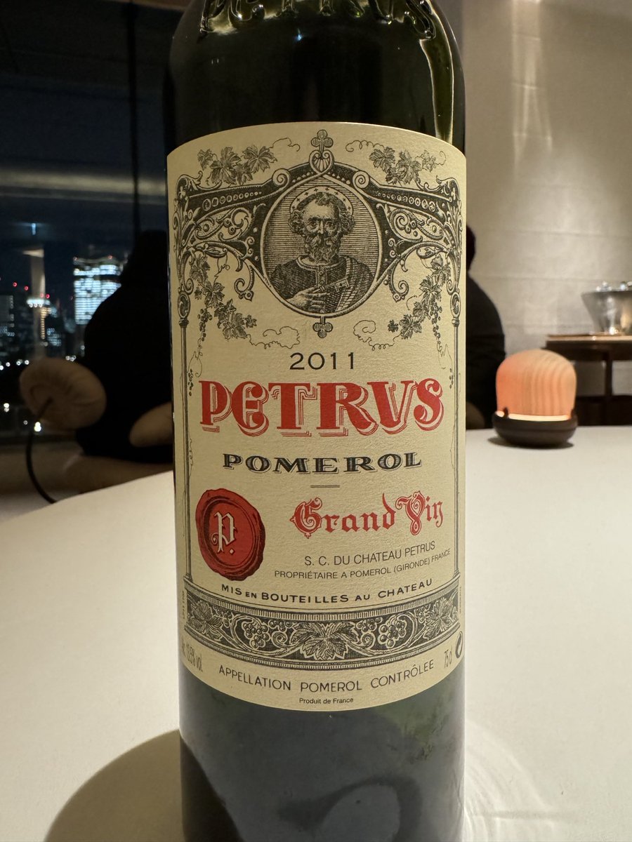 出ました！これ！飲んじゃいました‼️グラスですけど。言わずとしれたペトリュス ‼️ビンテージ2011とまだまだ感ありますが、片鱗は感じられます！あと10年後にまたお会いしたいですウマし‼️
#ペトリュス  #ポムロール