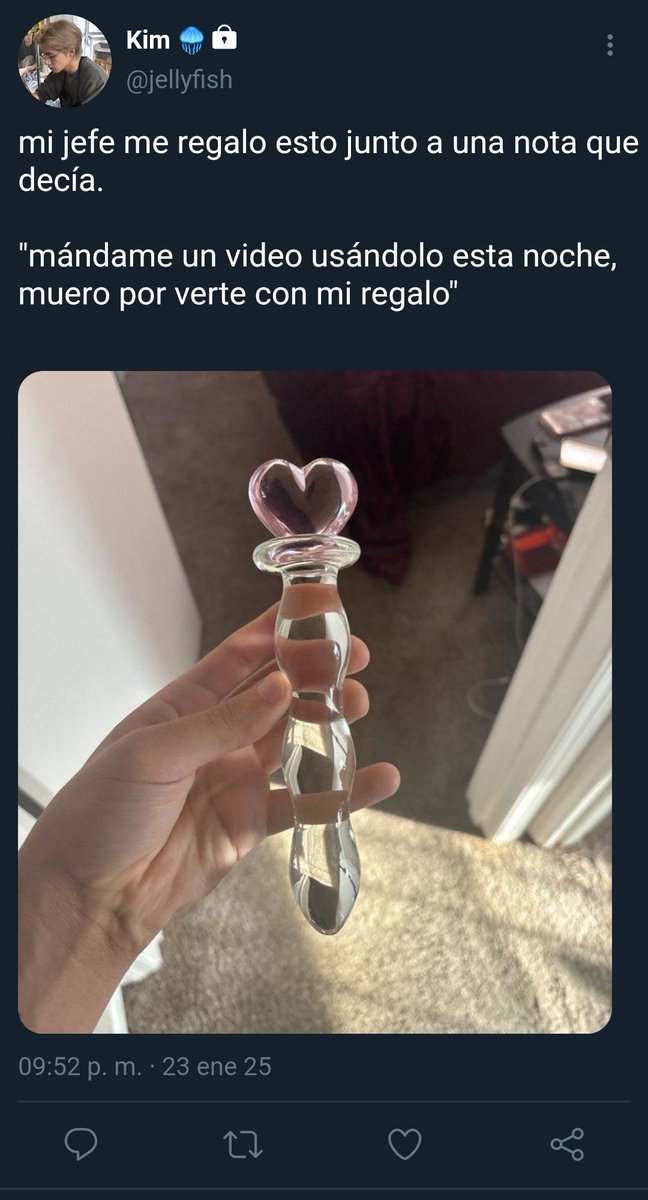 Jexnmoon's tweet photo. #Aukooktae | Wrong Gift 🫦

Los empleados de Jeon sugirieron un intercambio de regalo para san valentin y a Jk le toca regalarle a Th, su empleado, pero en el proceso se confunde de regalo y le termina dando un juguete sexual.  
#kookvau #kooktaeau https://t.co/zlj96N4akQ