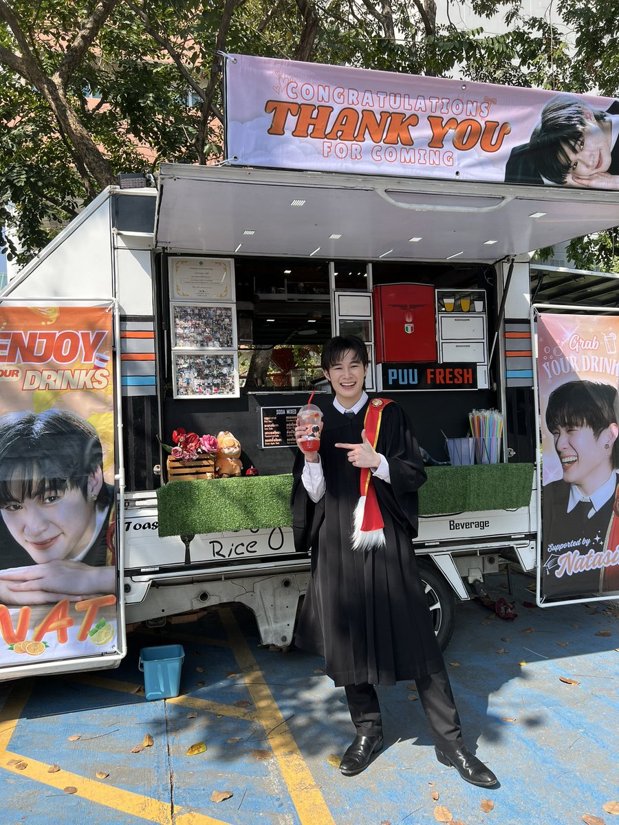 สำหรับทุกคนที่มาหาณฐวันนี้ ณฐเตรียมรถทรัคน้ำไว้รองรับ 300 แก้วนะค้าบ ระหว่างรอเจอณฐแวะมาเติมความสดชื่นกัน ❤️#NatGraduationDay