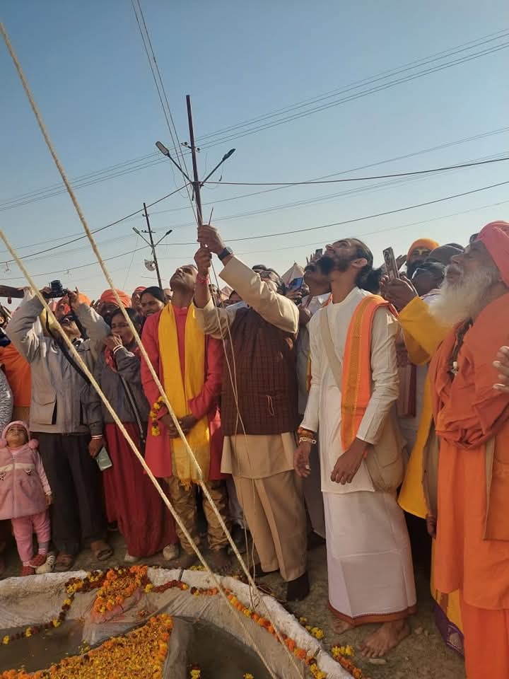 Rohan4in's tweet photo. आज गणतंत्र दिवस के अवसर प्रयाग महाकुंभ में स्थित विश्व हिंदू परिषद् के शिविर में देश भर से आए पूज्य संतो और तीर्थ यात्रियों के साथ विश्व हिंन्दू परिषद केंद्रीय संगठन महामंत्री श्री @MParandeVHP जी ने ध्वजारोहण किया । 

संपूर्ण देशवासियों को गणतंत्र दिवस की हार्दिक शुभकामनाएं। https://t.co/orEwsaaNsW